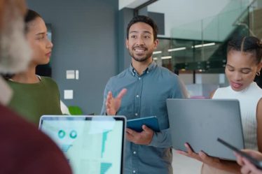 Figma se présente comme un outil gratuit très puissant. Il permet aux équipes de créer des maquettes interactives facilement.