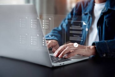 En 2025, l’intelligence artificielle occupe une place centrale dans le maquettage rapide. En effet, les outils génèrent automatiquement