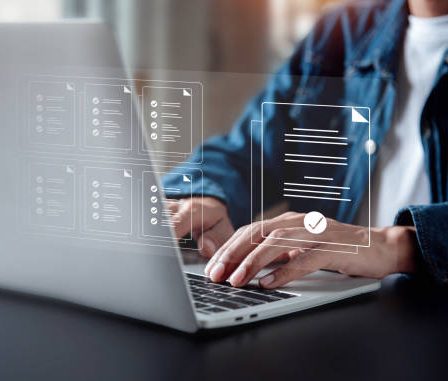 En 2025, l’intelligence artificielle occupe une place centrale dans le maquettage rapide. En effet, les outils génèrent automatiquement
